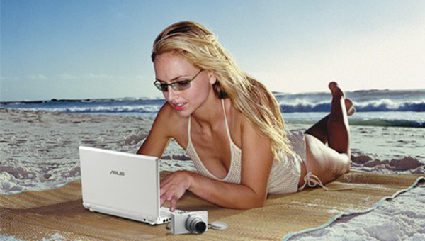 Image of a netbook at the beach